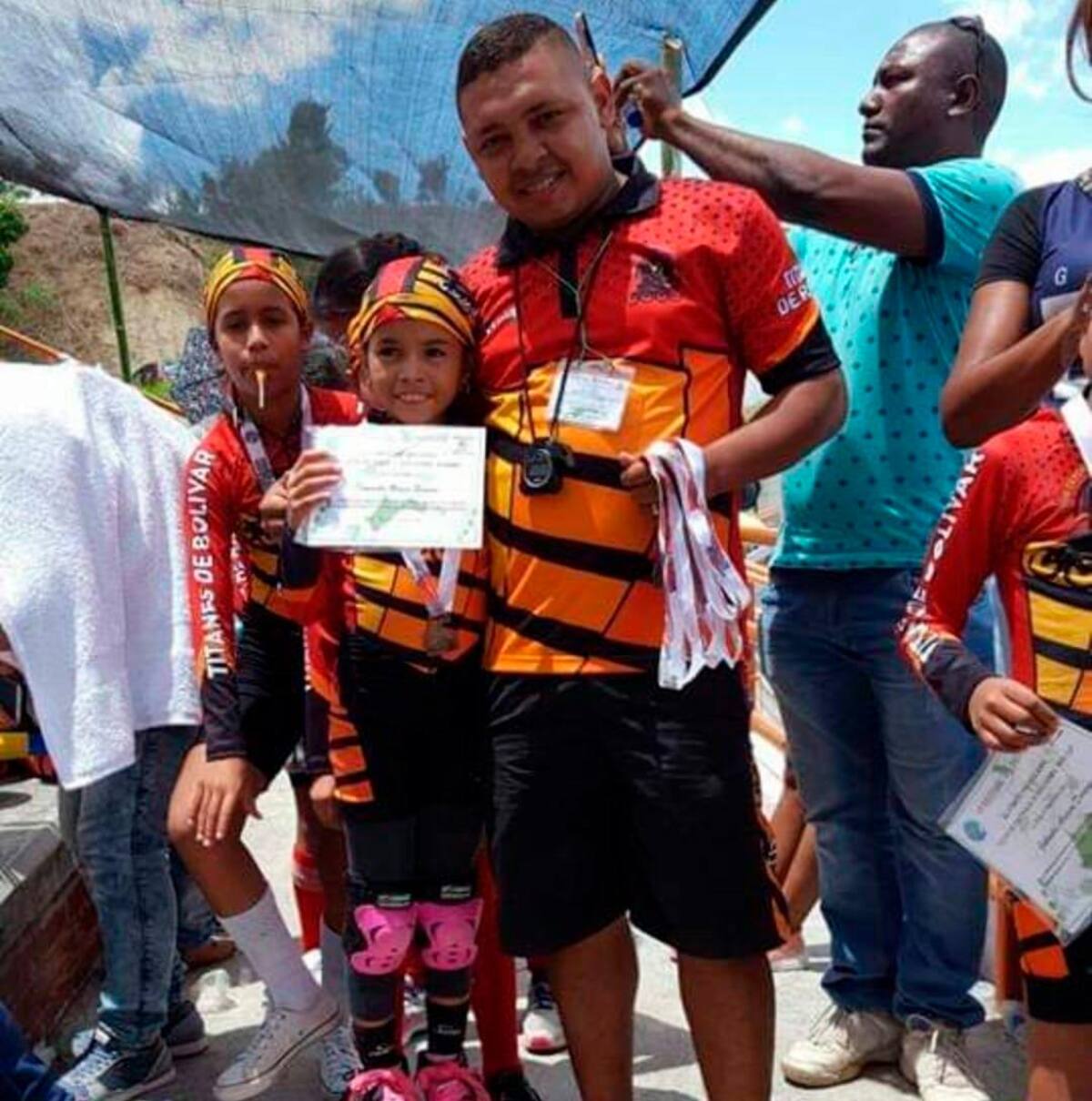 Taniusca acompañada de su entrenador de patinaje.