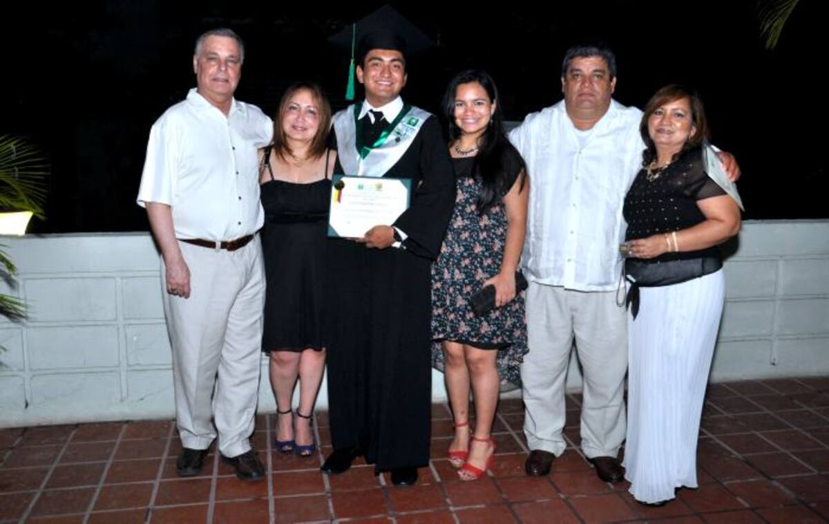 Aparecen, de izquierda a derecha, Steven Davis, Patricia Davis, el graduando Omar Julian Morales Escudero, Alejandra Morales, Omar Morales R. y Eddy Sandra Escudero. CORTESÍA