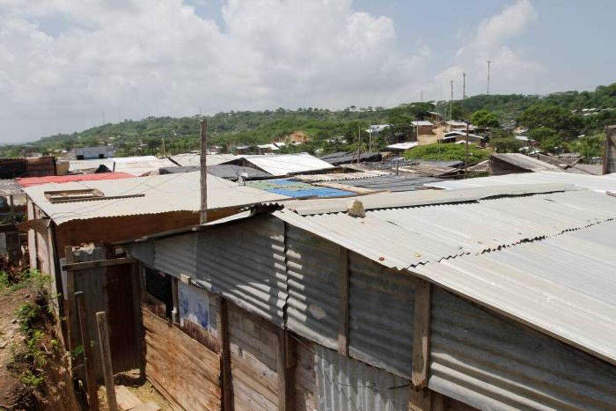 El barrio Campo Elías Terán está conformado por 70 casas, la mayoría de las cuales están hechas de madera y zinc. El poblado está en un terreno del Distrito que fue invadido hace cerca de tres años y no cuenta con servicios públicos legales. AROLDO MESTE ALCÁNTARA - EL UNIVERSAL
