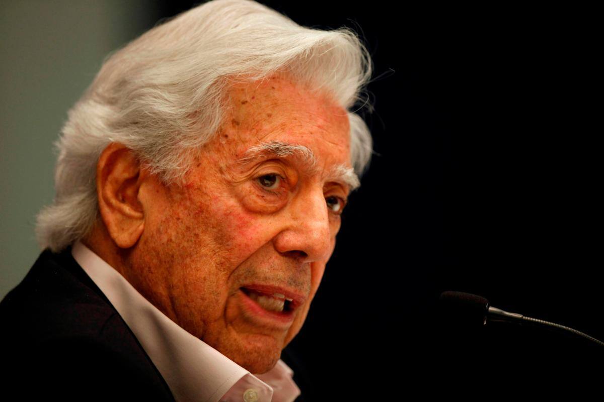 Dos colombianos entre los 12 finalistas del Premio Vargas Llosa