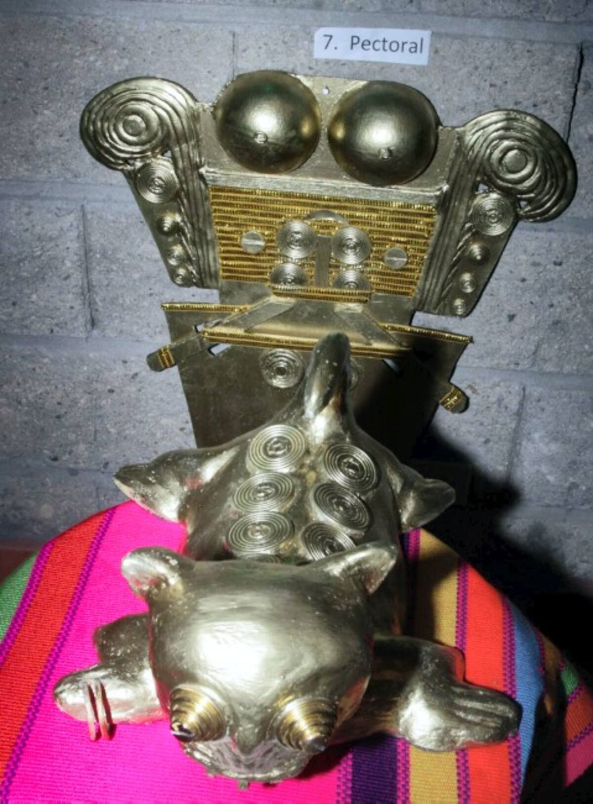 Los zenúes orientaron su orfebrería hacia el uso de adornos, algunos con imágenes realistas y otros con alto grado de esquematización.