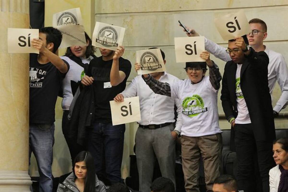 Esta noche la plenaria del Senado aprobó por 84 votos y ninguno en contra la convocatoria de la consulta anticorrupción, con la cual se busca, entre otros, bajar el salario de los congresistas. COLPRENSA.