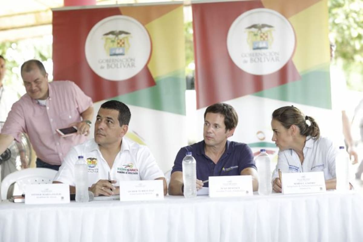 El gobernador de Bolívar, Dumek Turbay; el gerente del fondo adaptación, Iván Mustafá y la alcaldesa de Arjona, Esther María Jalilie. Cortesía