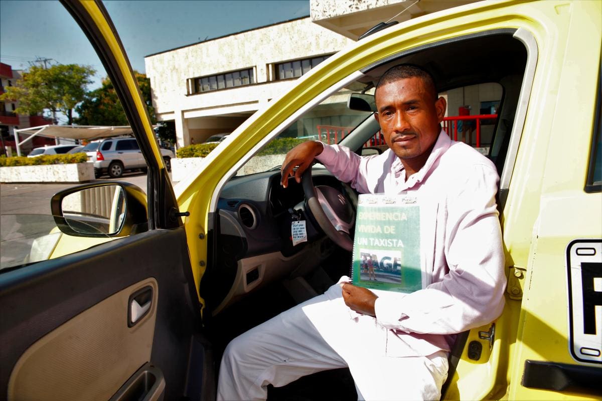 El taxista de Cartagena que escribió un libro de sus vivencias