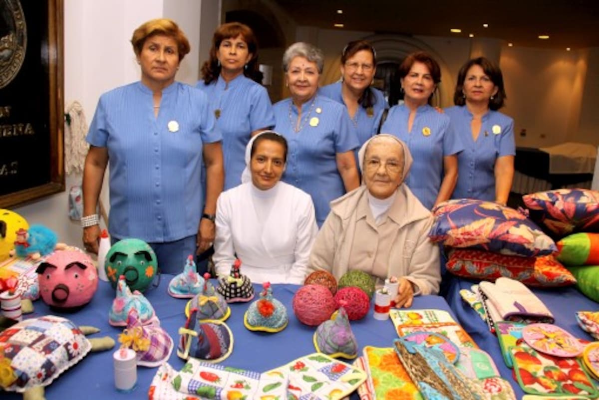 De pie: Carola Trillos, Disaris Álvarez, Dora de Vergara, Margarita Pertuz, Raquel de Ochoa y Raquel García; sentadas: hermanas Marji Amayo y Clariza Ramírez. fotos MARUJA PARRA/EL UNIVERSAL/