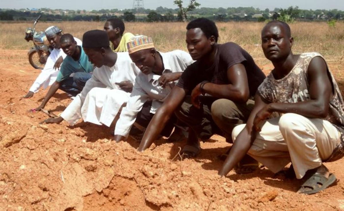 Una foto tomada el 26 de abril de 2016 en las afueras de la ciudad nigeriana de Kaduna muestra a miembros del Movimiento Islámico de Nigeria (IMN), un grupo chiíta, rezando en una fosa común. El norte de Nigeria, ya devastado por los ataques del grupo islamista Boko Haram, se desliza hacia otro conflicto, con Irán y Arabia Saudita librando la guerra remotamente en su territorio a través de los grupos Izala e IMN. Archivo.