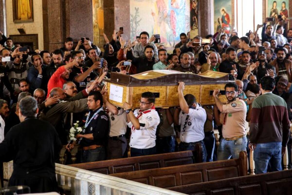 Las mujeres lloraban mientras los féretros, marcados con la palabra "mártir", entraban en la iglesia Mar Amina de la ciudad de Alejandría. AP Samer Abdallah