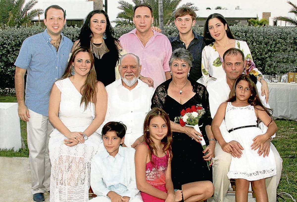 De pie: Luis Fernando Covo, Julia Isabel Angulo, Samir Oker, Gebran Oker Angulo y Gina Martínez; sentados: Débora Angulo, Álvaro Angulo, Mirna de Angulo y César Angulo; abajo: Yidrius Oker Angulo, Juliana Osorio Angulo y Lucía Angulo Martínez.