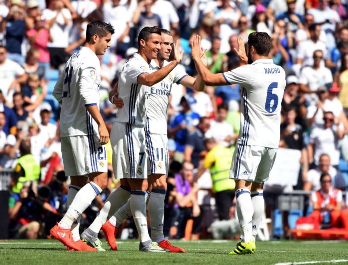 Jugadores del Real Madrid celebran uno de los goles del partido. AFP GERARD JULIEN