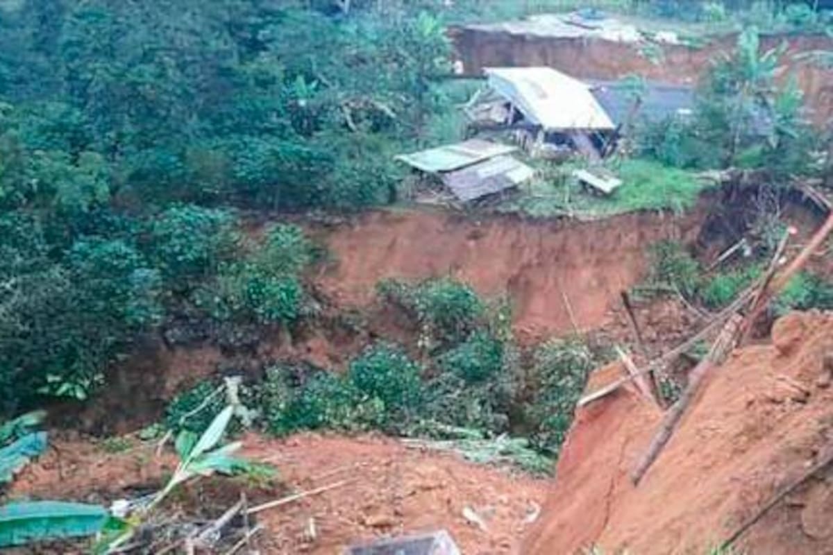 Deslizamiento de tierra tiene incomunicado al sur del país