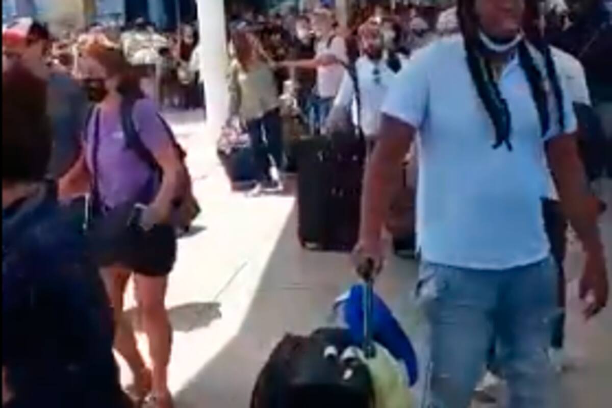 Caos y confusión en el aeropuerto de Cancún tras supuestas detonaciones