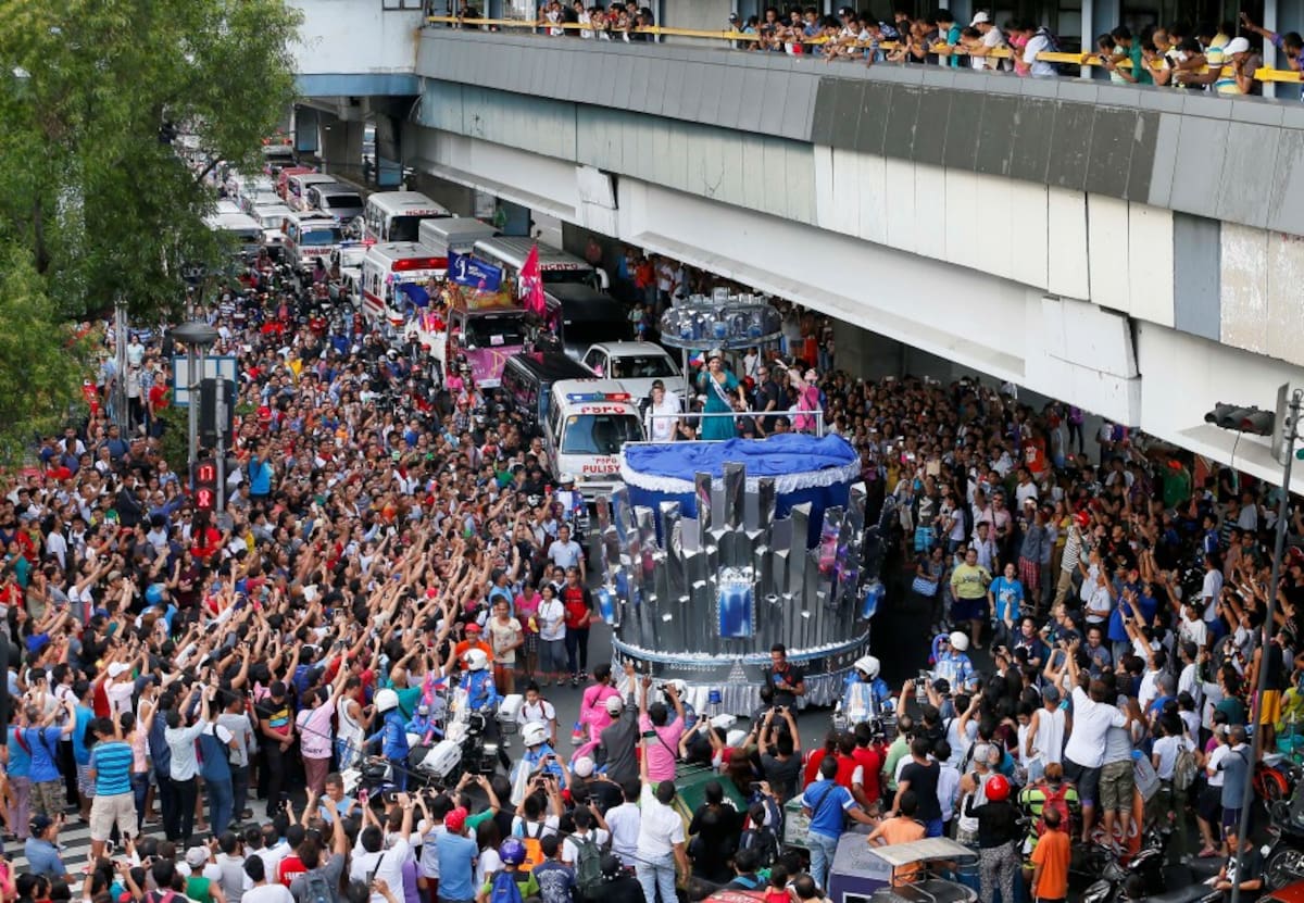 Miles de personas se aglomeraron en las calles para recibir a la nueva Miss Universo. AP Bullit Marquez