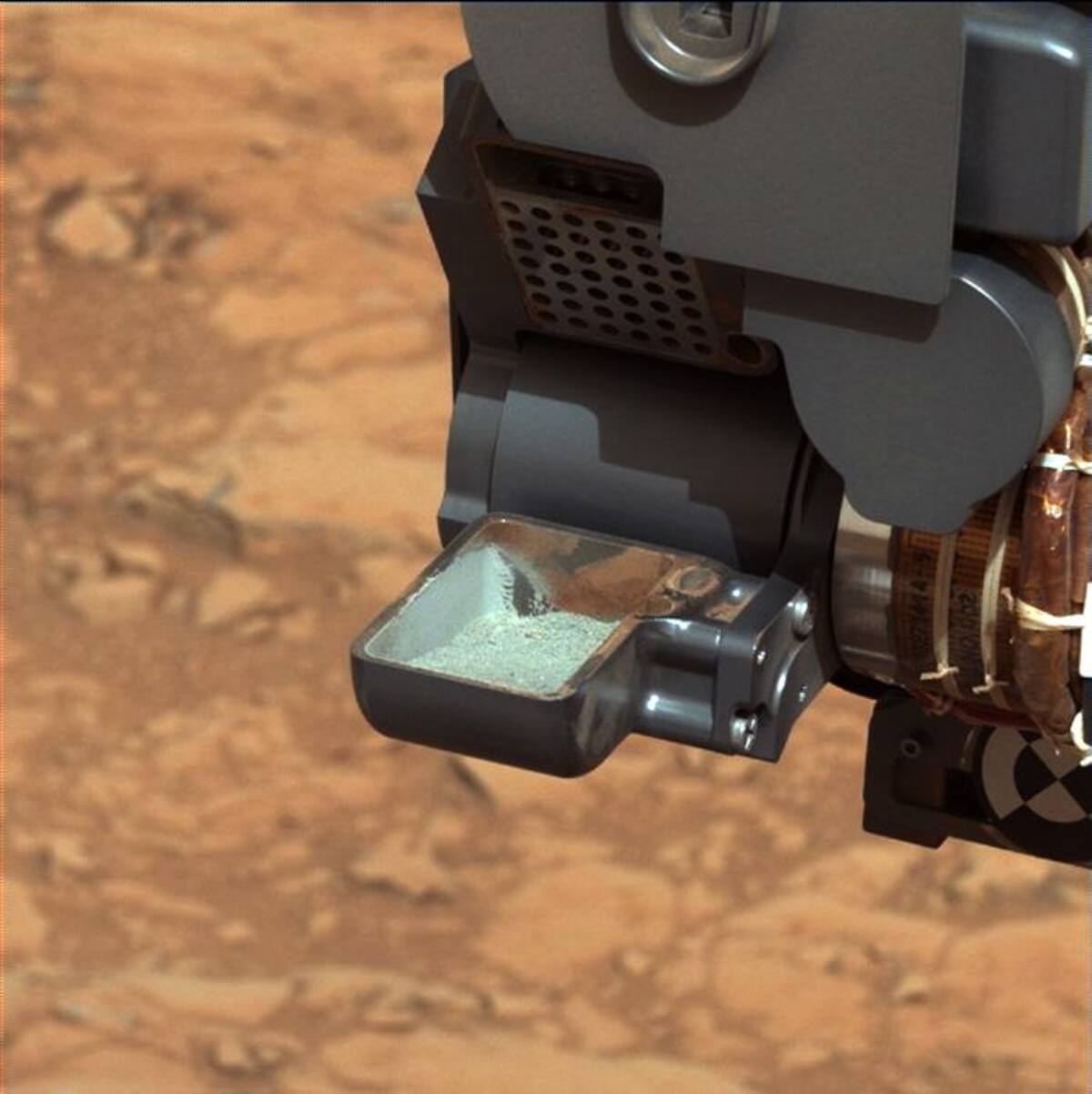 Curiosity aterrizó en el cráter Gale, cerca del ecuador de Marte, a mediados del año pasado en una misión que pretende determinar si el entorno marciano fue alguna vez favorable para los microbios. AP HOPD