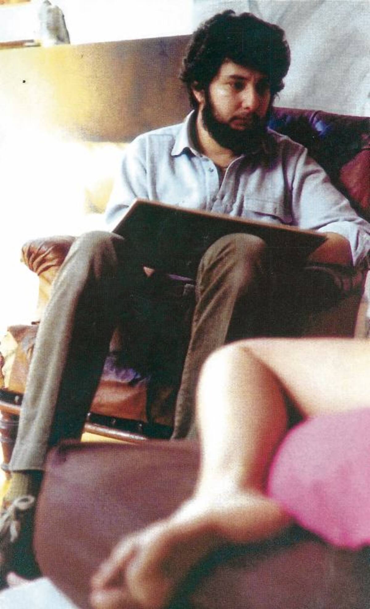 Darío Morales ante su modelo.