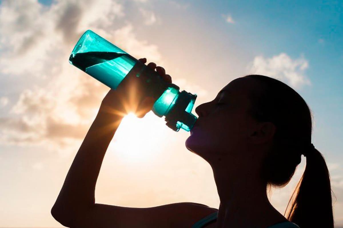 ¿Sabe por qué es importante tomar agua?