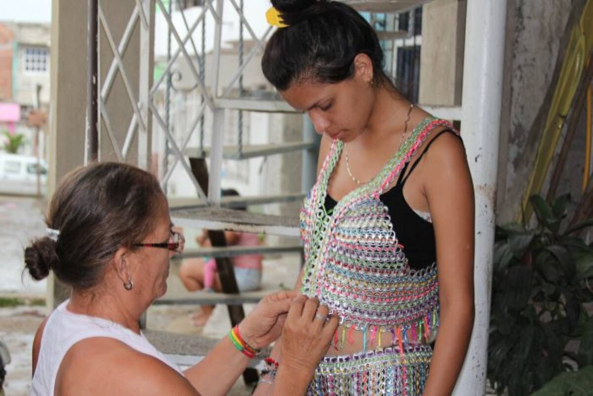Enith ultima detalles de los vestidos que lucirá su comparsa este año. ANTONIO CANCHILA GARCÍA - EL UNIVERSAL