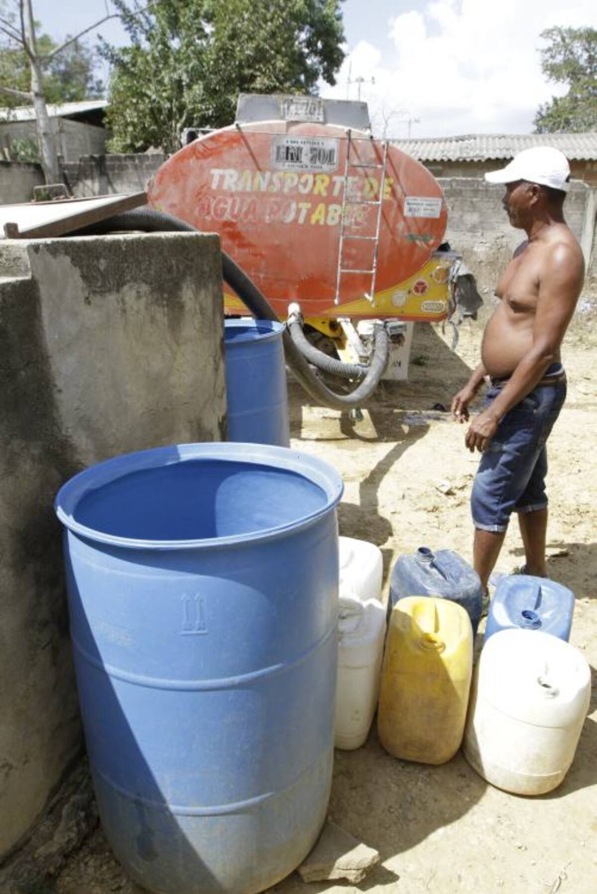 Varios carrotanques llegaron ayer al corregimiento. La comunidad pide que el suministro sea constante. Julio Castaño-El Universal