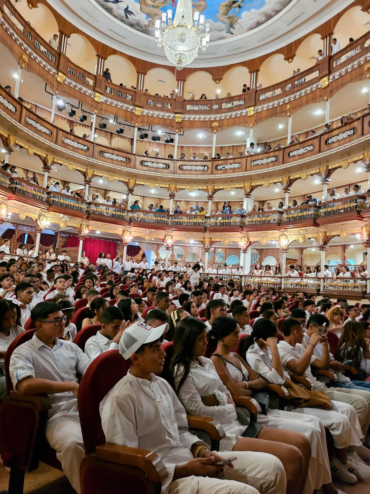 Los jóvenes recibieron con mucho orgullo sus becas.