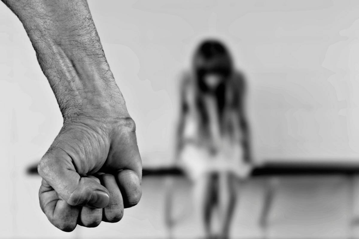 Hombre violó y embarazó a su hija: fue condenado a 48 años de cárcel