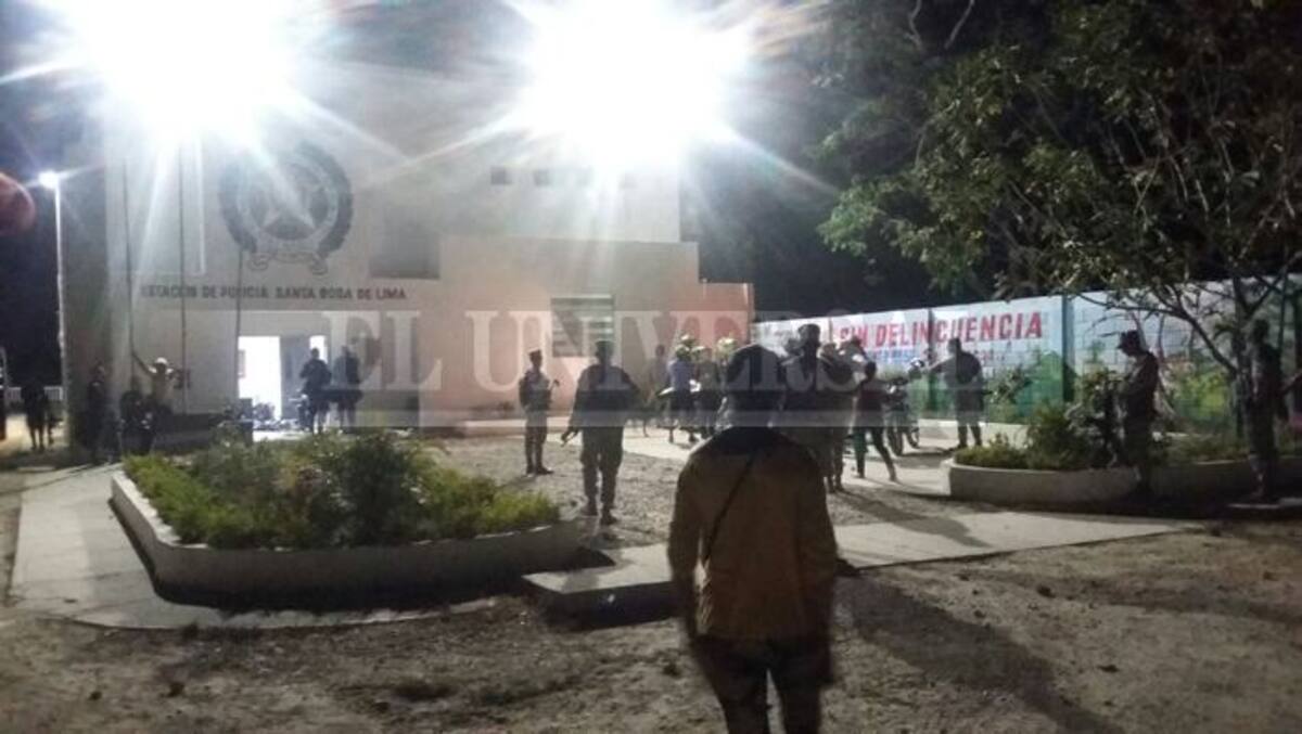 La estación de Policía de Santa Rosa permanecía resguardada anoche. Luis Herrán- El Universal