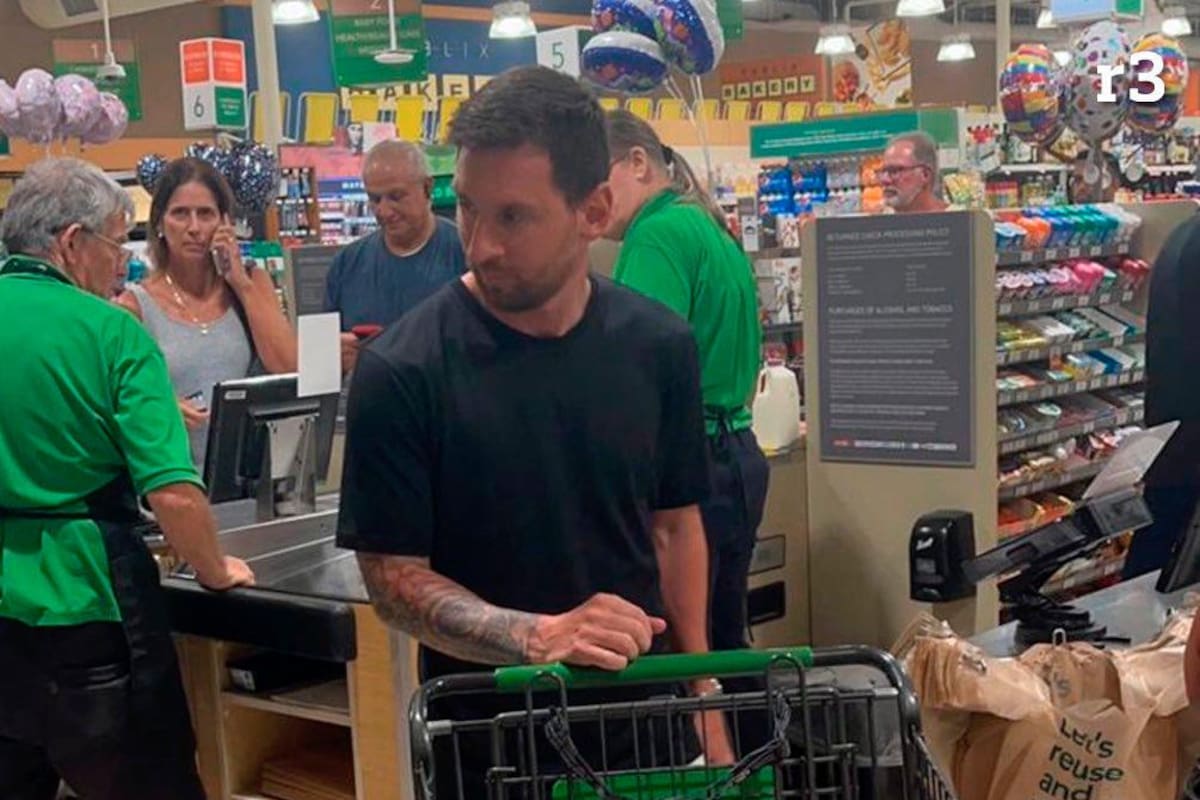 También le tocan los quehaceres: captan a Messi mercando en supermercado