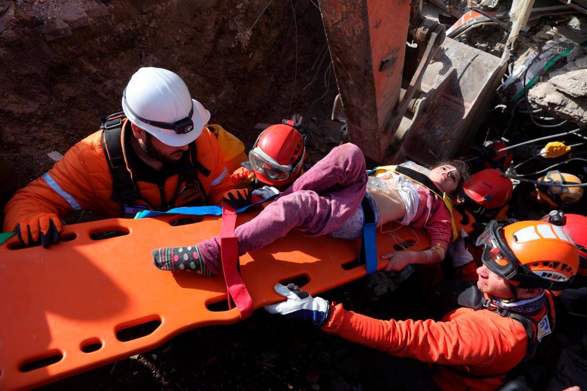 La niña de siete años Ikra Tasci es rescatada por el ejército israelí, Hatzalah United y equipos de rescate turcos después de tres días bajo los escombros de un edificio derrumbado en la ciudad de Kahramanmaras, al sureste Turquía.