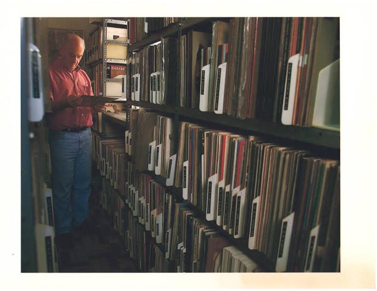 Cristóbal Díaz Ayala dentro de su archivo musical. “Diaz -Ayala Collection” en la Florida International University.