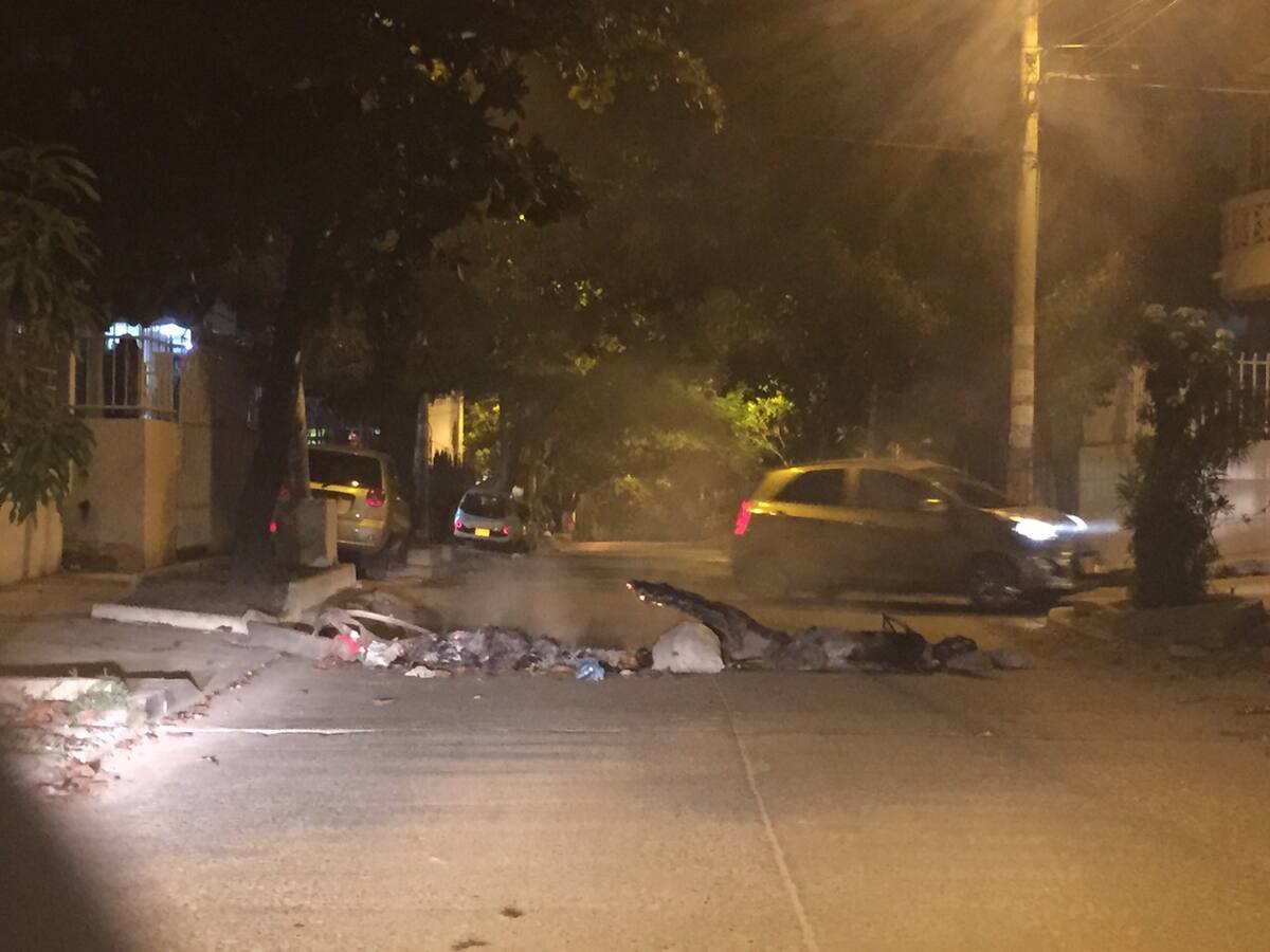La comunidad quemó llantas en la vía para exigir el restablecimiento del servicio. Nayib Gaviria-El Universal