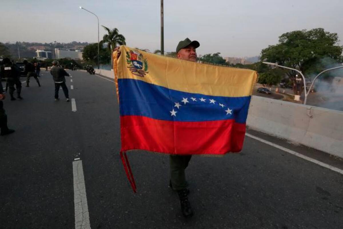 Caracas: se enfrentan bandos militares que apoyan a Maduro y a Guaidó