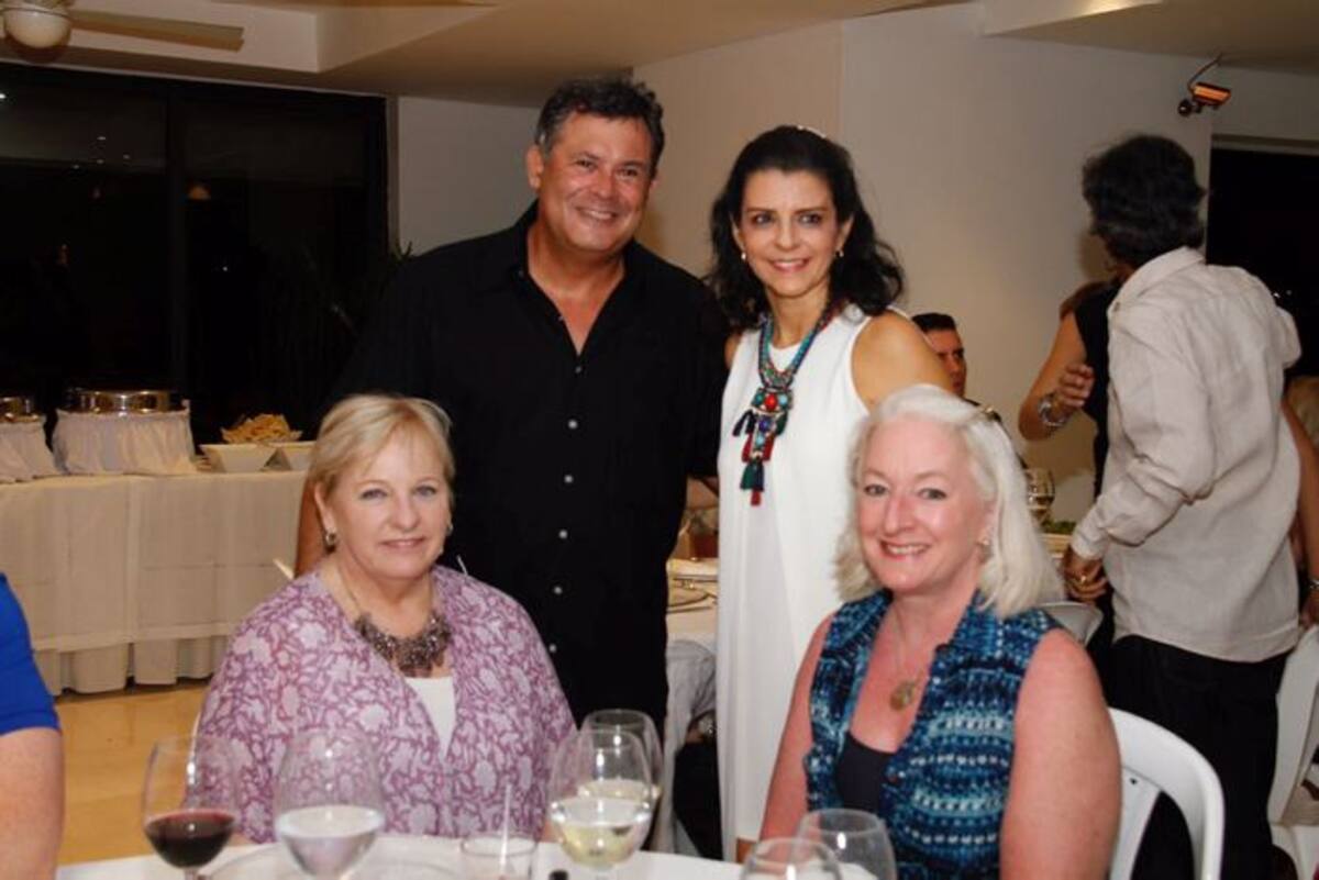 De pie: Alfonso Morales y Marta de Morales; sentadas: Clare Golden y Anne Marie Austen. MARUJA PARRA