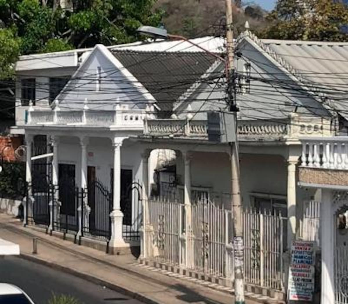 En la acera contraria se encuentran dos casas con el mismo diseño.