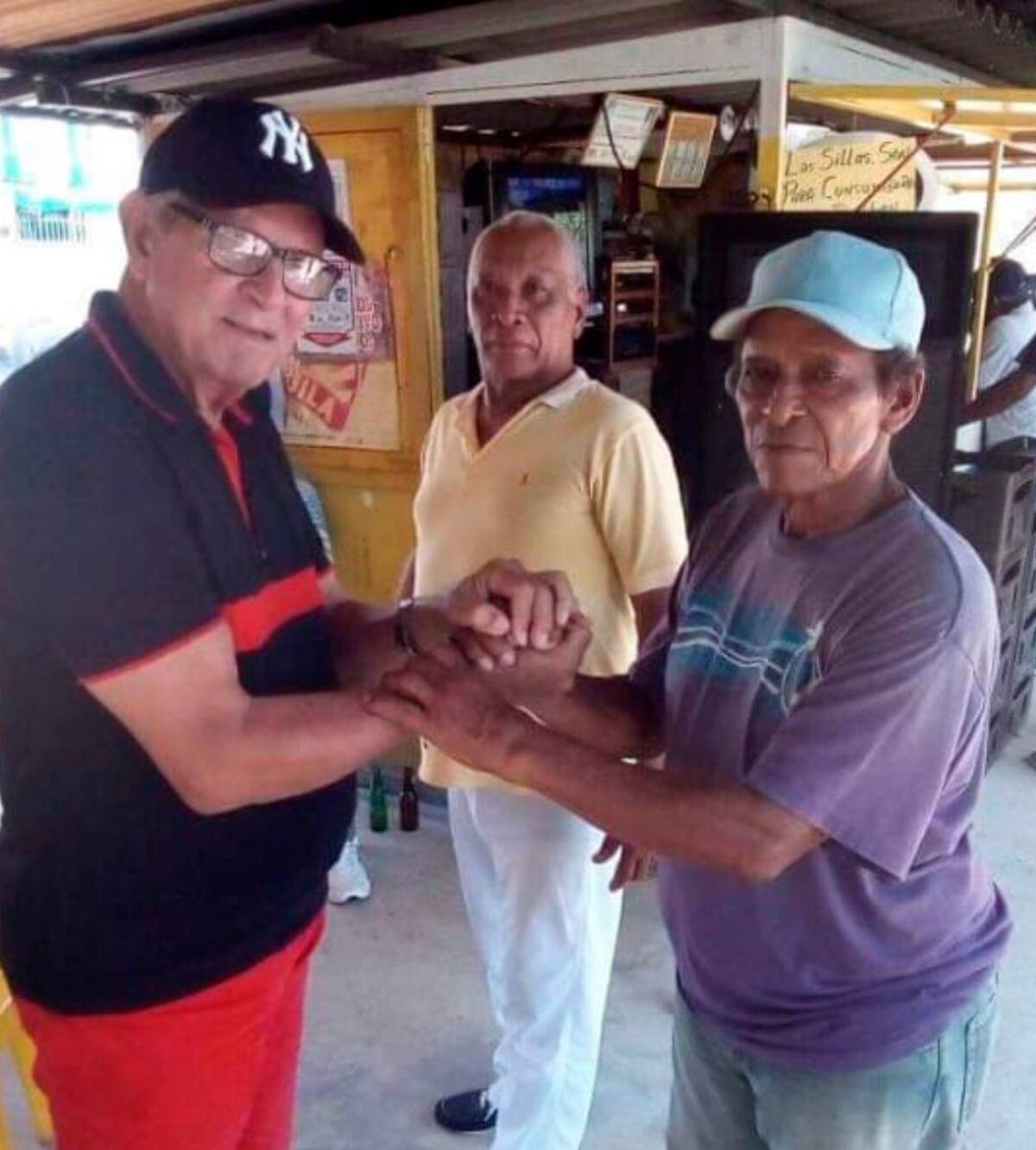 Los exlanzadores Orlando García (izquierda) y Acibiades Jaramillo (derecha), figuras que le dieron muchos triunfos a Bolívar y Colombia en el béisbol. Atrás, Hugo ‘Papacho’ Marrugo, exreceptor de selecciones departamentales y nacionales. //Cortesía
