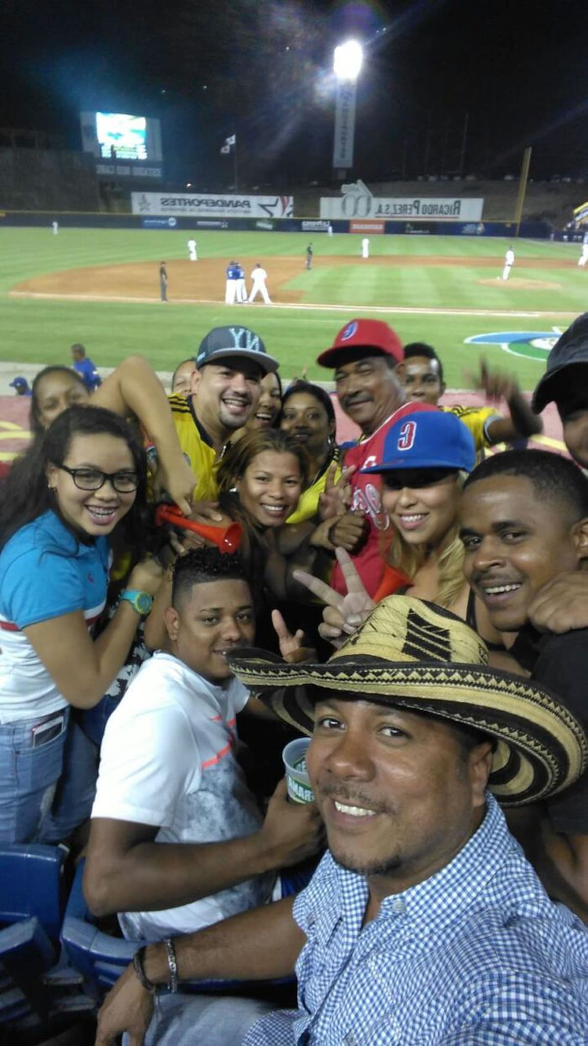 Colombianos apoyando a la Selección Colombia de béisbol en la eliminatoria al Clásico Mundial.
