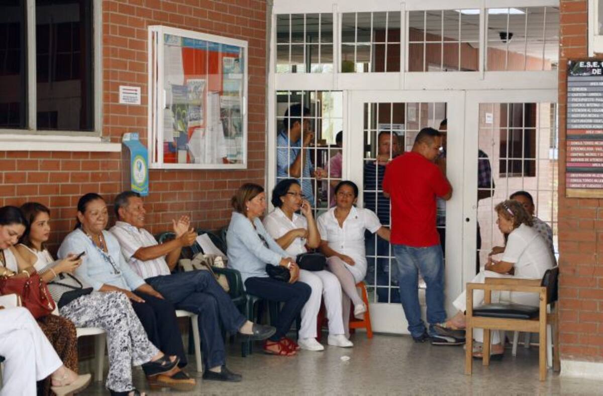 Los trabajadores del HUS que están en cese de actividades realizan asambleas a diario. MANUEL SANTIAGO PÉREZ/EL UNIVERSAL.