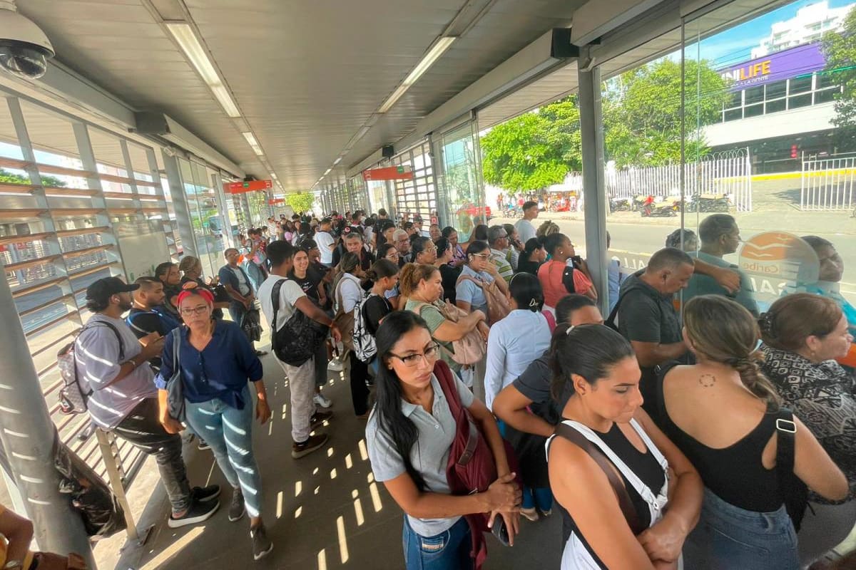 Colapsan estaciones de Transcaribe y autoridades impiden avance de protesta