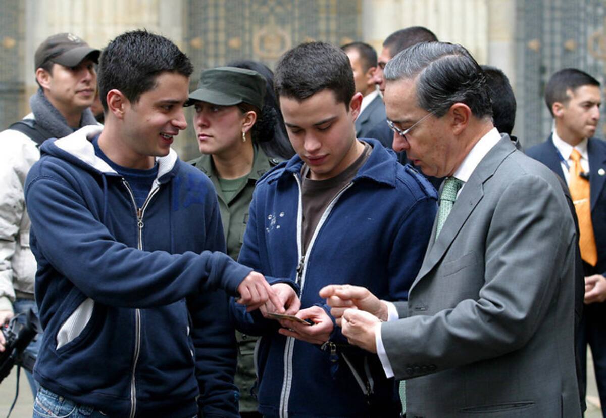 Tomas y Jerónimo junto a su padre Álvaro Uribe. COLPRENSA