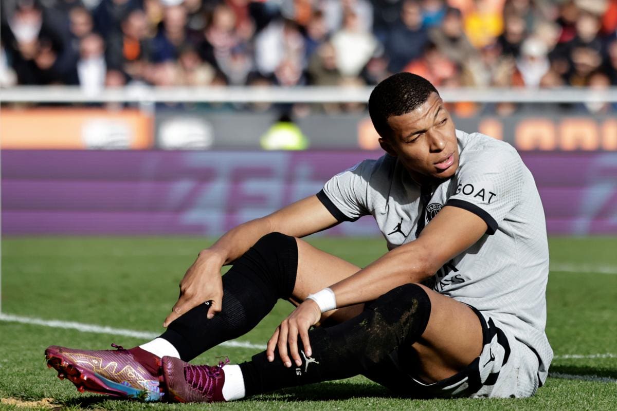 Tiembla Francia: Mbappé se lesionó en el partido del PSG contra el Lorient