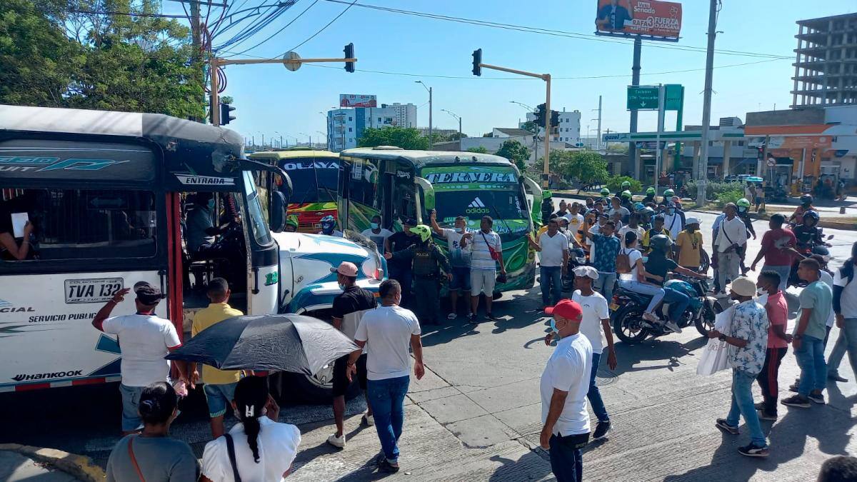 Los buseteros bloquean la bomba El Amparo. // Julio Castaño