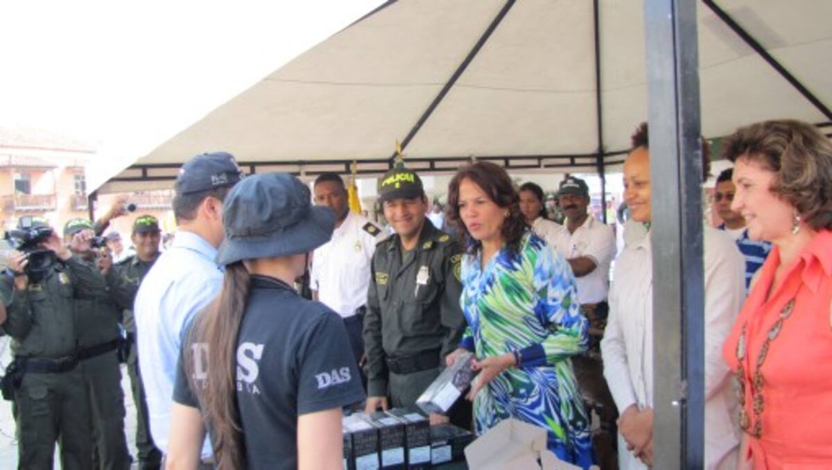 La alcaldesa, Judith Pinedo entregó comparenderas a la Policía y radios de comunicación al DAS y Salvavidas. Aníbal Therán Tom-El Universal