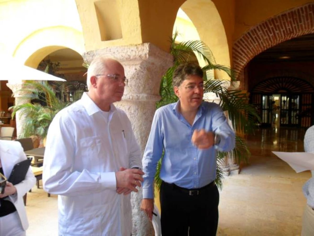 Reunión de ministros de minas de Colombia y Venezuela, Mauricio Cárdenas Santamaria y Rafael Ramírez de Venezuela. Hermes Figueroa . El Universal -