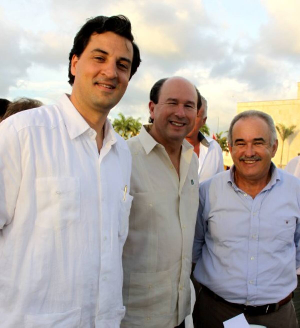 Mauricio Vélez Cadavid, George Foyo, vicepresidente del Baptist Health Hospital, de Florida y Luis Ignacio Mejía.