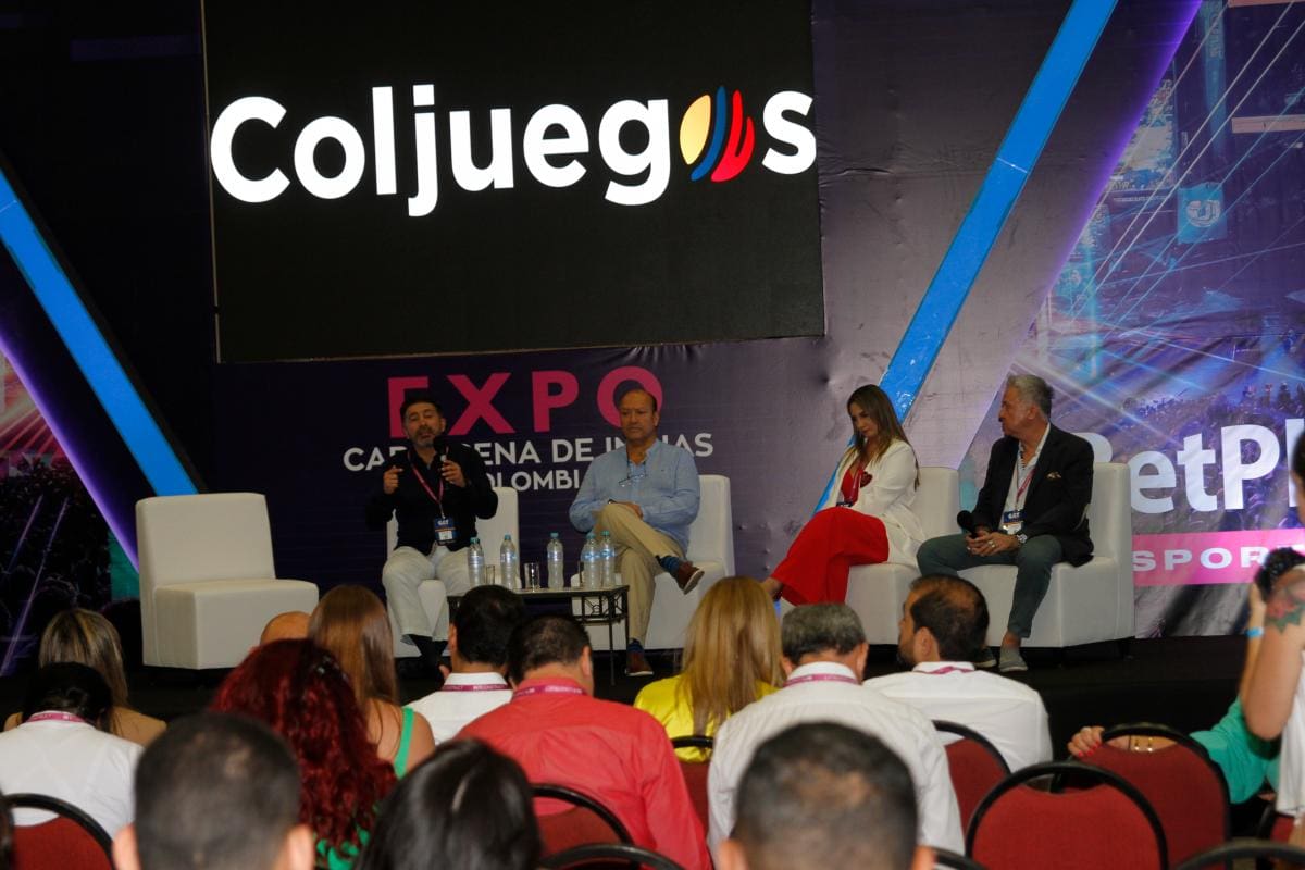 El evento incluye una agenda académica. Uno de los paneles fue el de ‘Juegos responsables, construcción de todos’, con Henry García, Elizabeth Maya y Néstor Damián. // Óscar Díaz- El Universal.