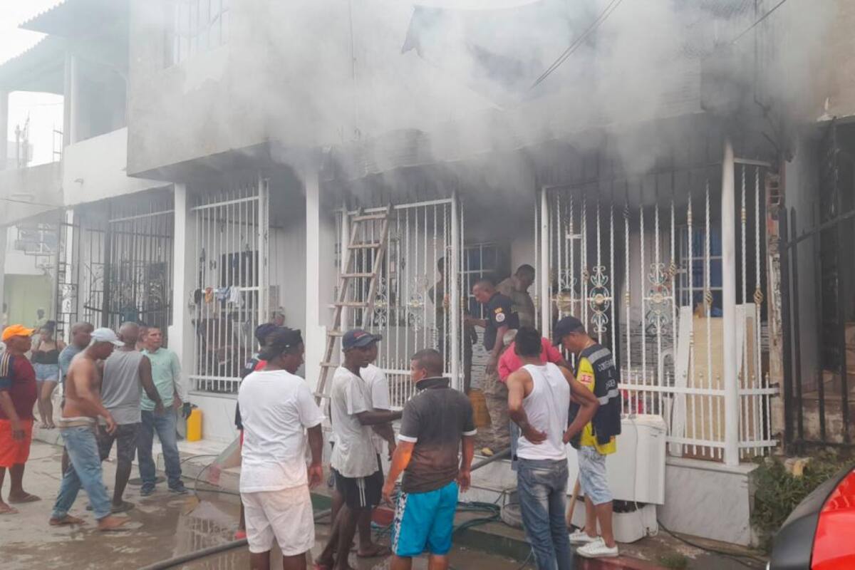 Video: Se incendia casa en la que habitan 6 personas, en Daniel Lemaitre