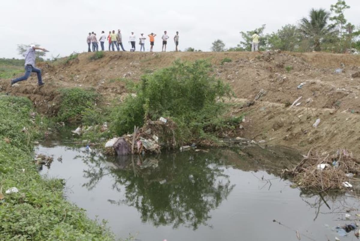 El agua lluvia se acumula y no encuentra salida hacia el Canal del Dique por el terraplén que se construye para evitar que las del río lleguen a la población. Julio Castaño/ El Universal