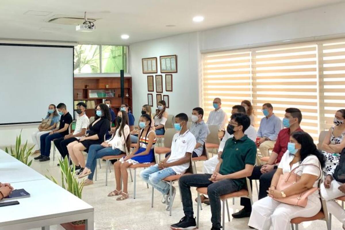 Entregan becas a estudiantes de excelencia de Cartagena y Bolívar