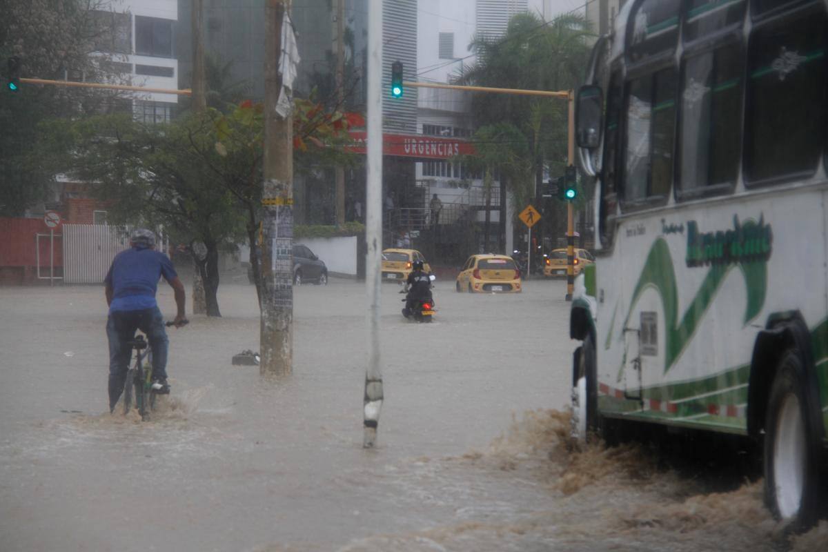 La lluvia de ayer generó trancones e inundaciones en diversos sectores de Cartagena. //Luis Herrán - EU.