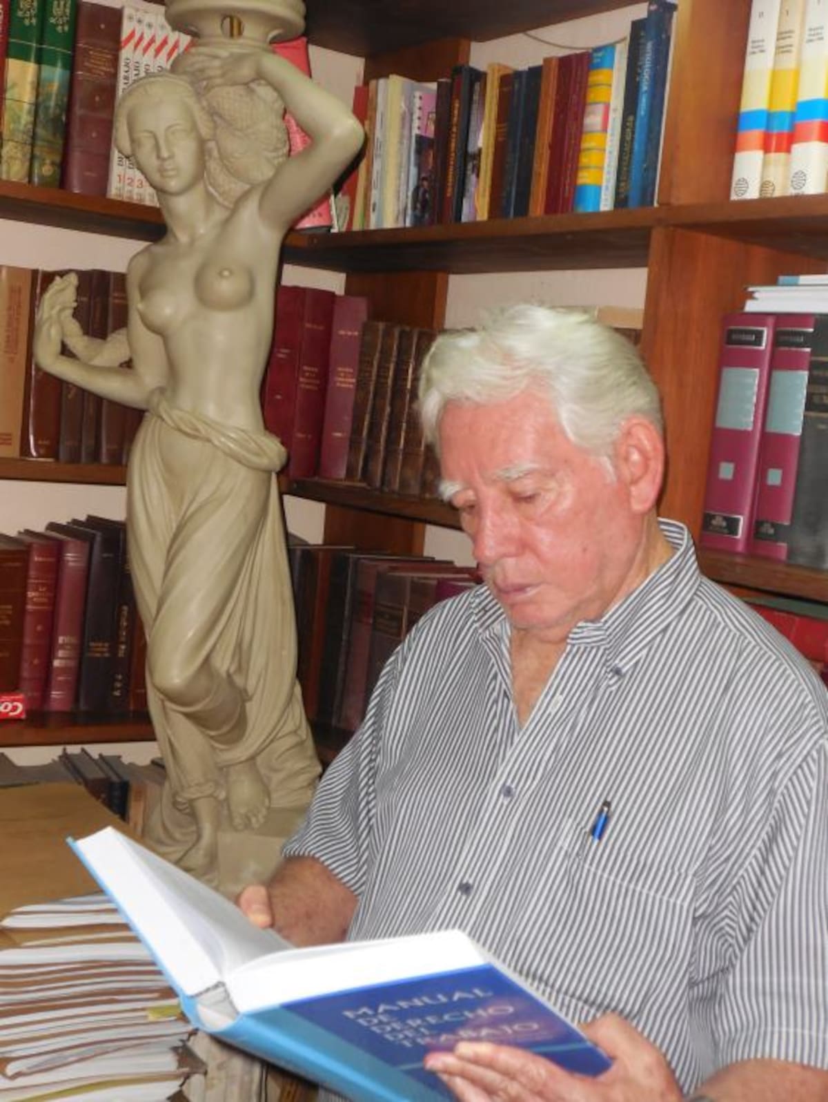 El humanista en su biblioteca personal que donará a Cartagena. Gustavo Tatis- El Universal