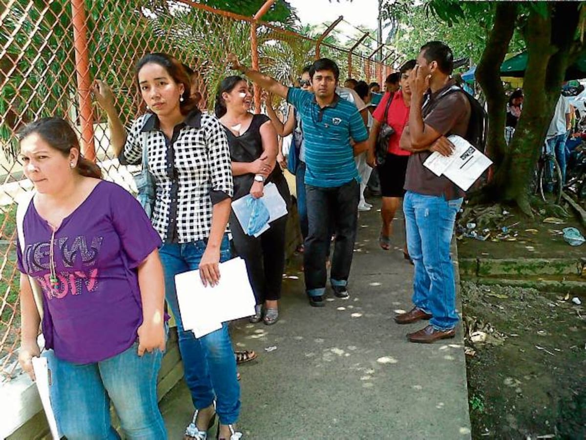 En el Sena hubo una extensa fila de aspirantes a las 400 plazas de empleo que se ofertaron ayer. DEIBYS PALOMINO