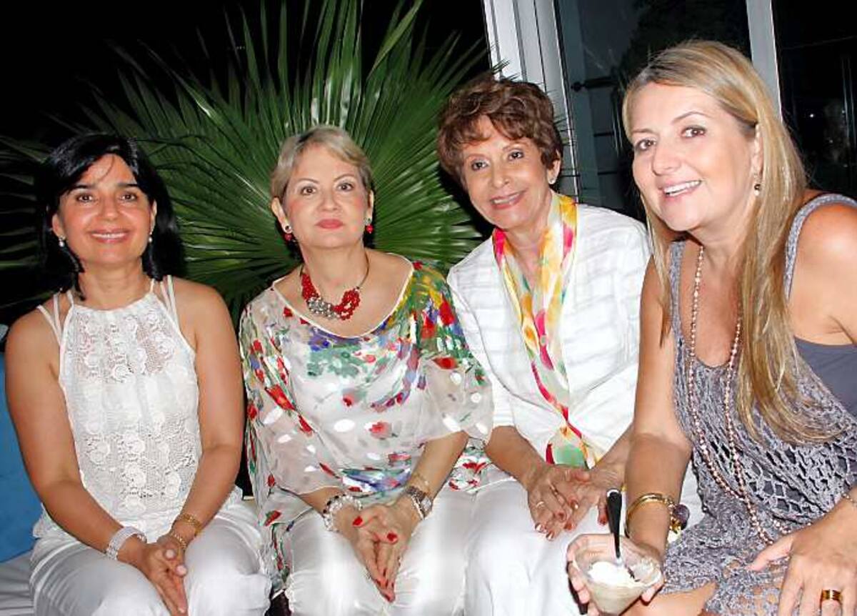 Miriam Julia de Ramos, Patricia Bermúdez de Martínez, Beatriz de Serrano y María Luisa Faciolince.
