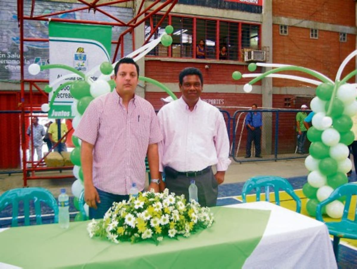 Jaime Vergara, coordinador del área de Recreación y Deportes y Lulio Suárez, secretario de Educación. JUAN FABRA/EL UNIVERSAL